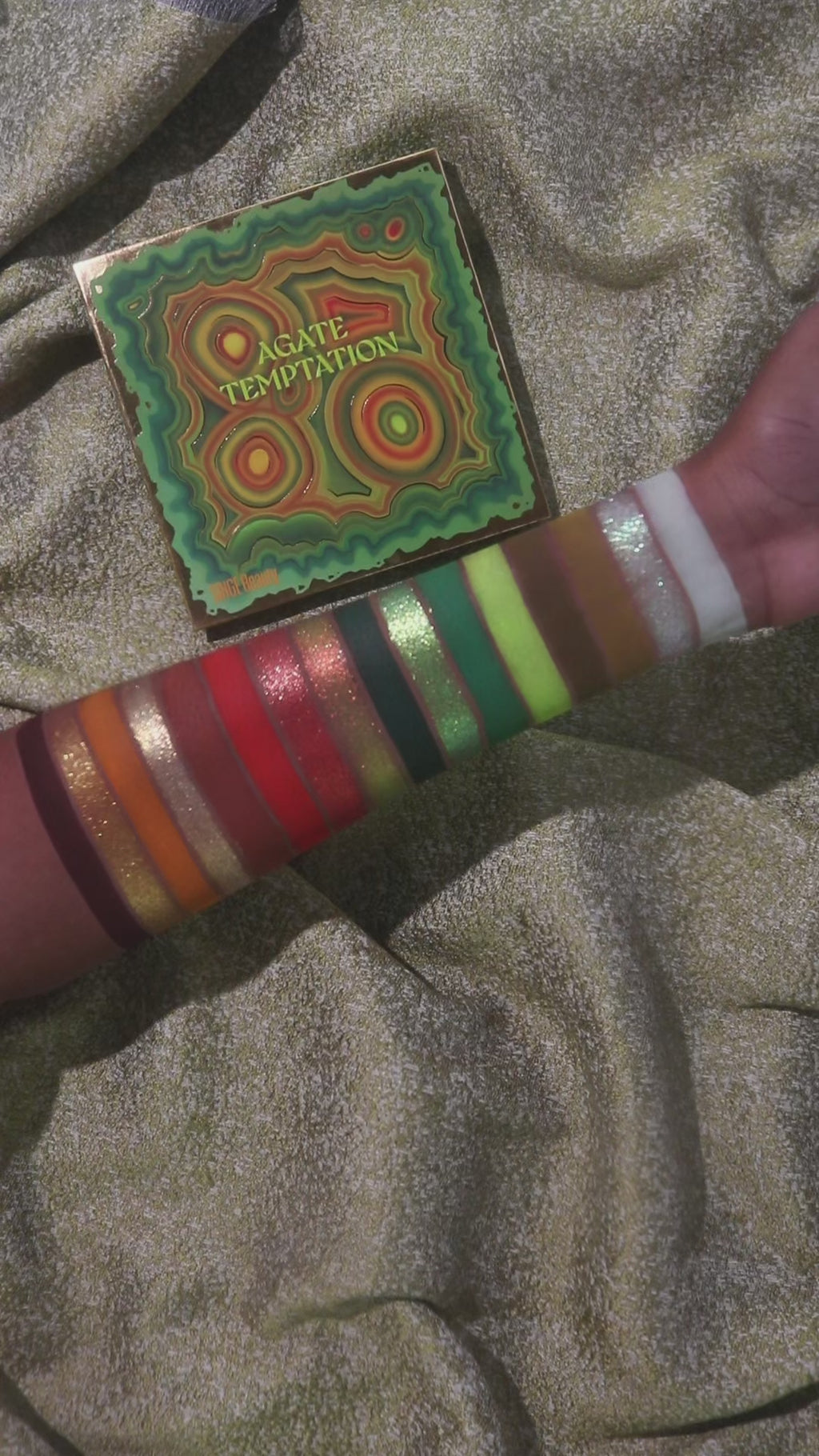Singe Beauty Agate Temptation Palette Live Swatches 02